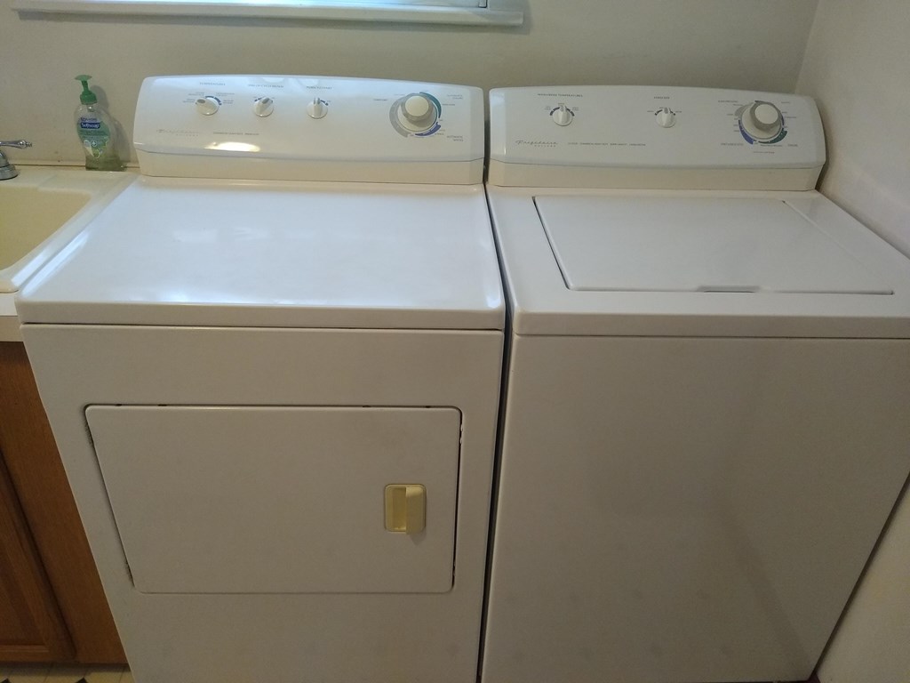 492 Chestnut Street Rimersburg, PA 16248 - Photo 6 of 15 a utility room with dryer and washer