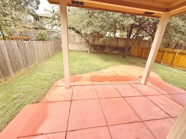a view of a backyard
