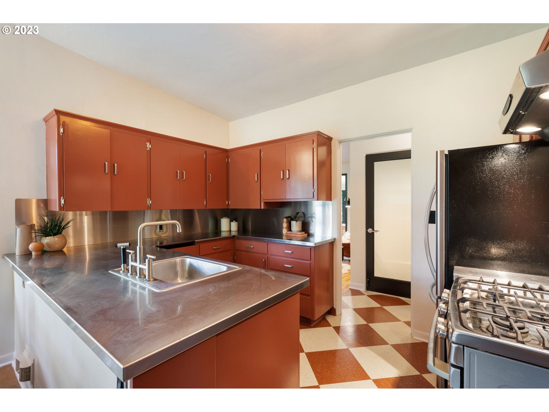 235 South Ridge Drive Portland, OR 97219 - Photo 15 of 46