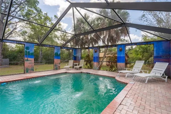 a view of a backyard