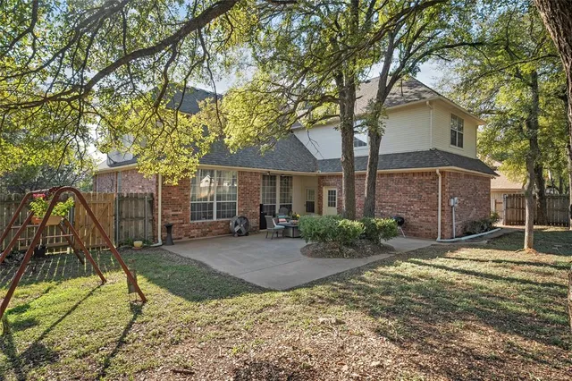 a view of a house with backyard