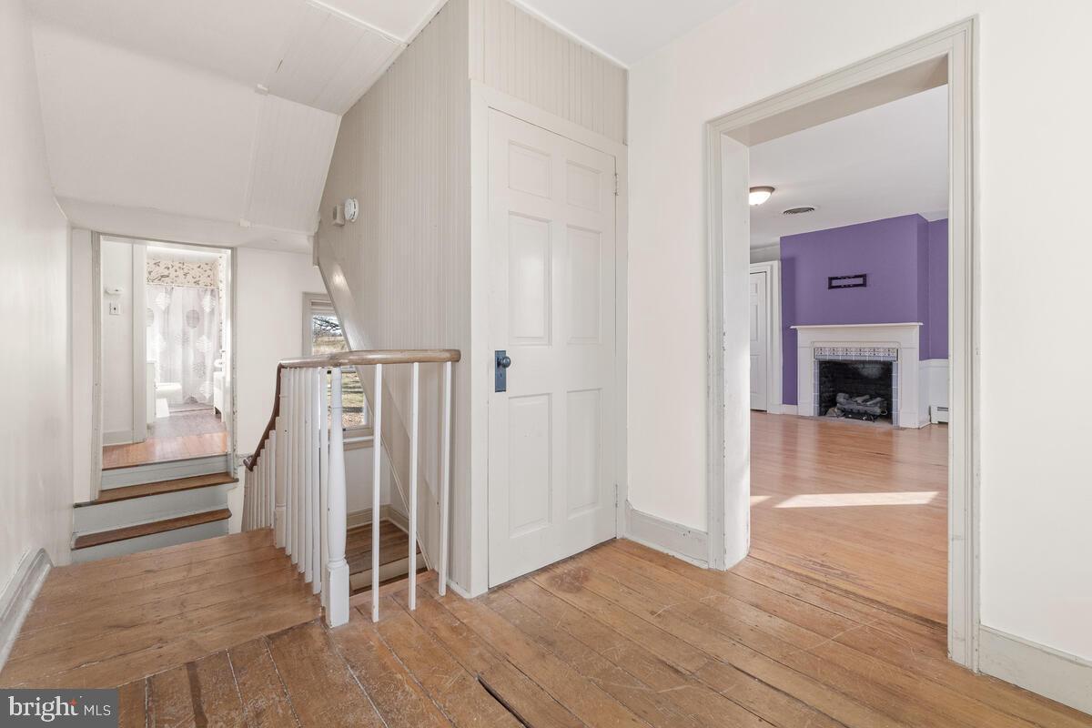 14409 Old Frederick Road Rocky Ridge, MD 21778 - Photo 41 of 82 Upstairs hallway