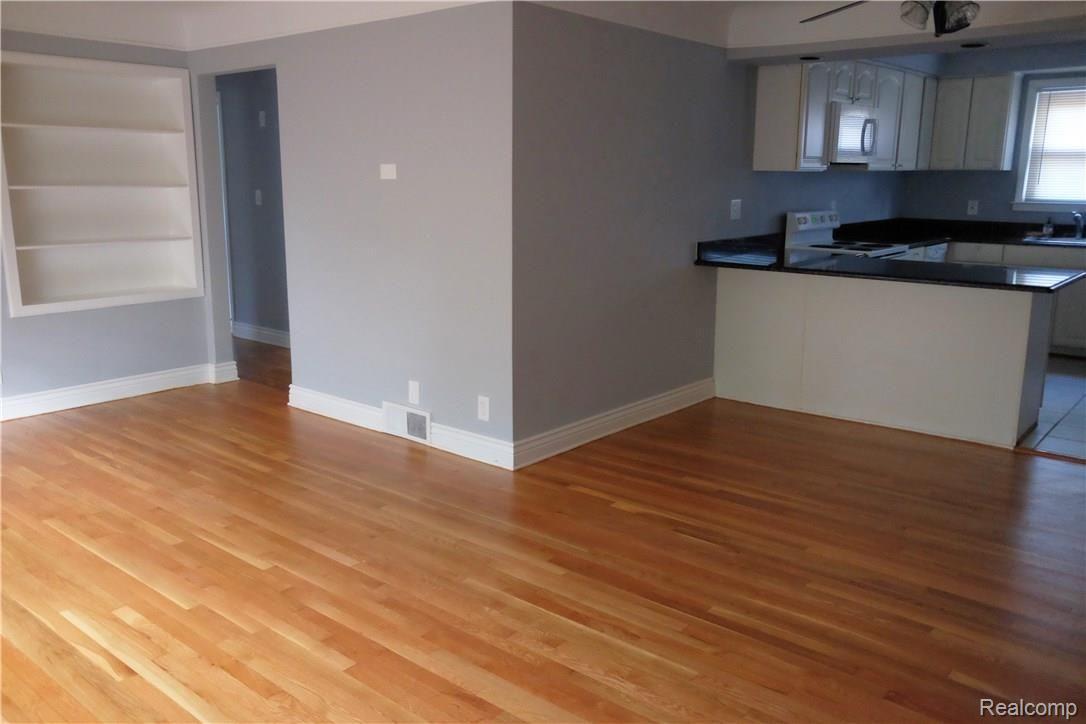 2046 Yorkshire Road Birmingham, MI 48009 - Photo 6 of 21 010.jpg