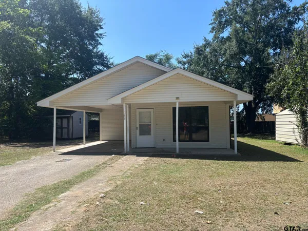 $1,200 | 312 East Eddy Street, Gladewater, TX 75647