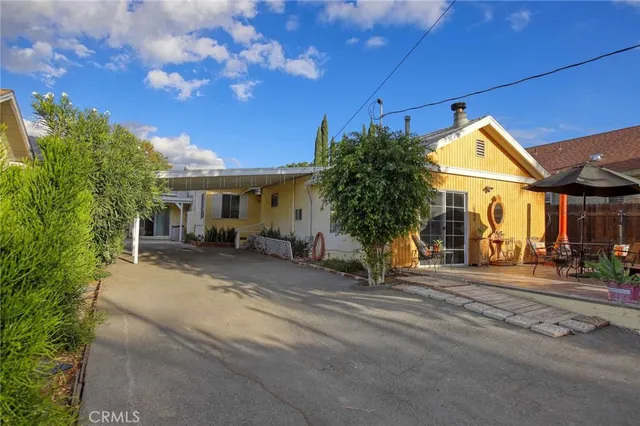 a view of an outdoor space