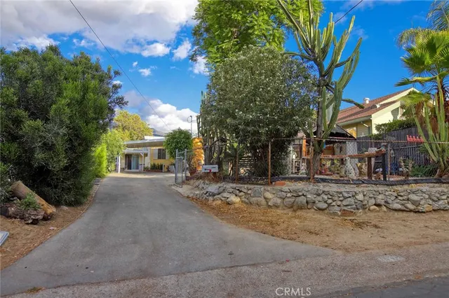 a view of a backyard