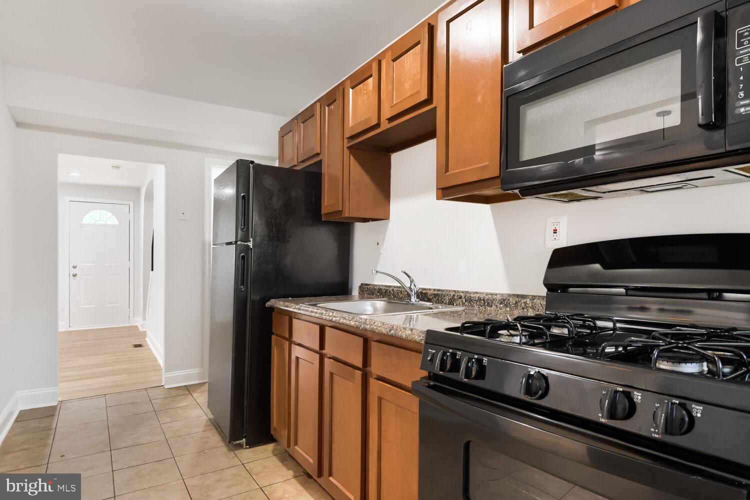 905 Kevin Road Baltimore, MD 21229 - Photo 7 of 19 Kitchen