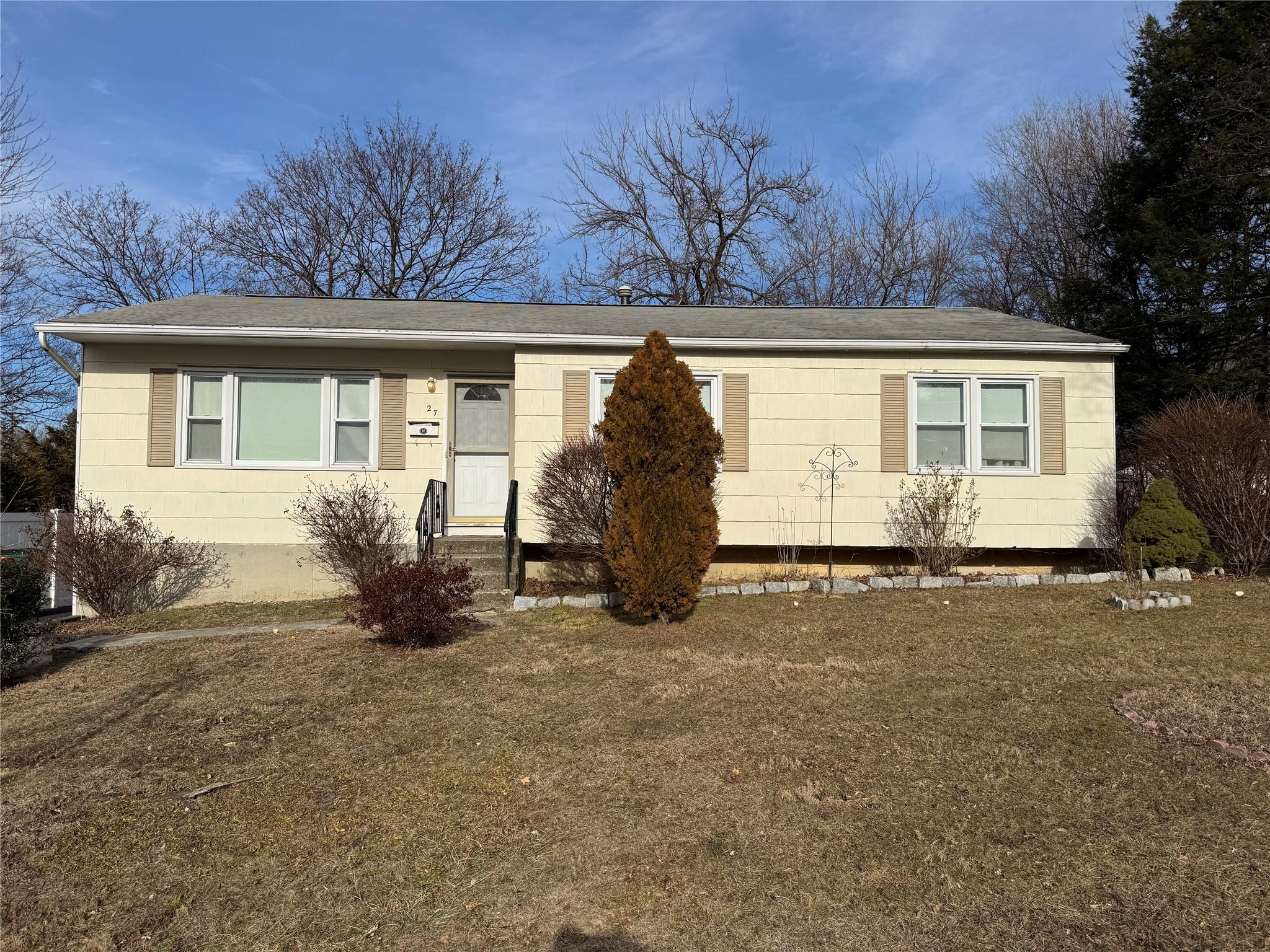 View of front of property featuring a front yard