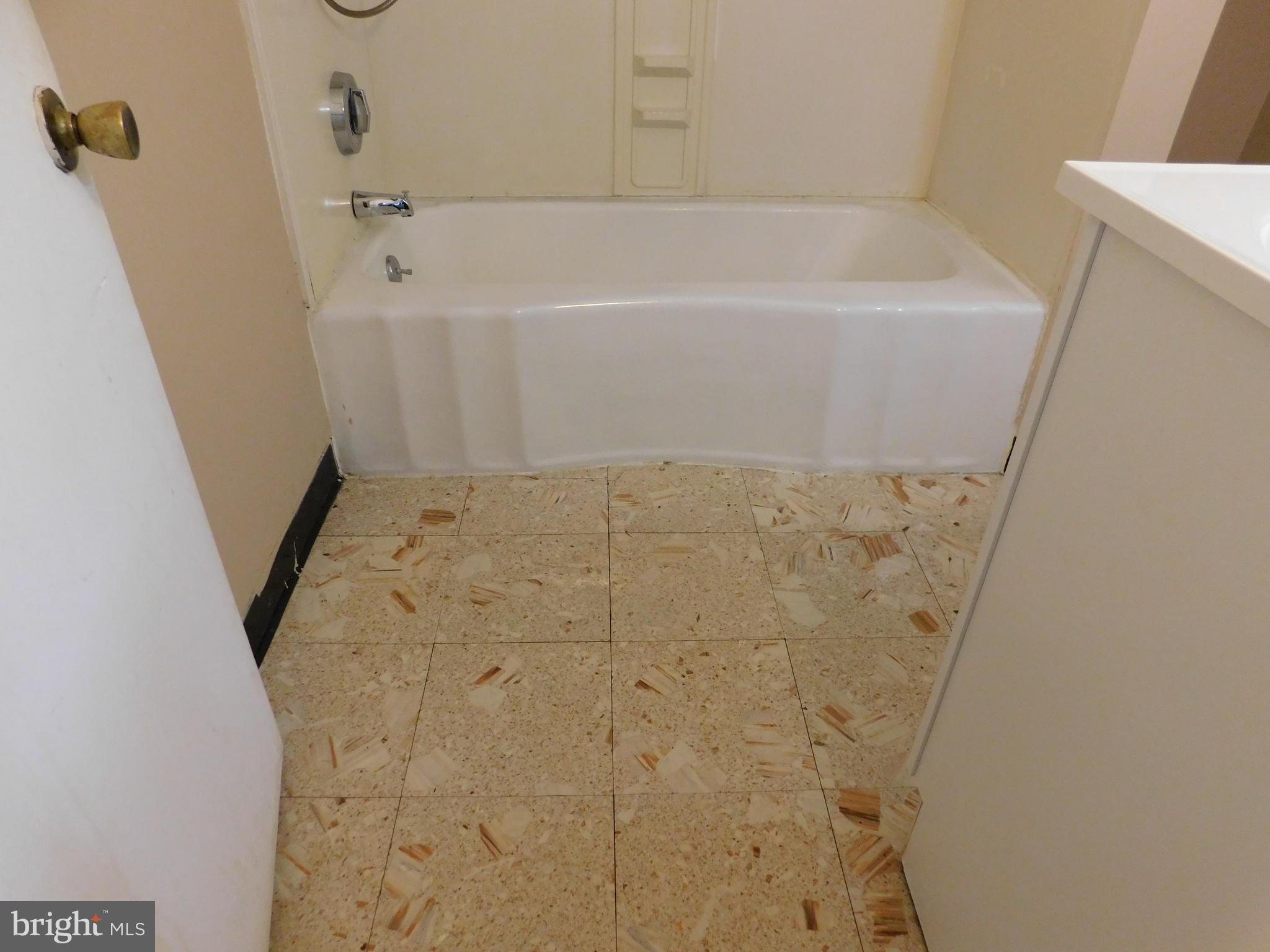 200 Old New Road Warrington, PA 18976 - Photo 27 of 54 Tub and Vinyl Floor