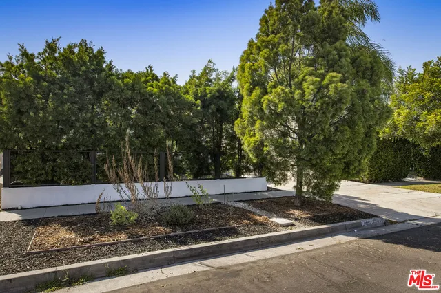 $1,649,000 | 1525 Carmona Avenue, Los Angeles, CA 90019