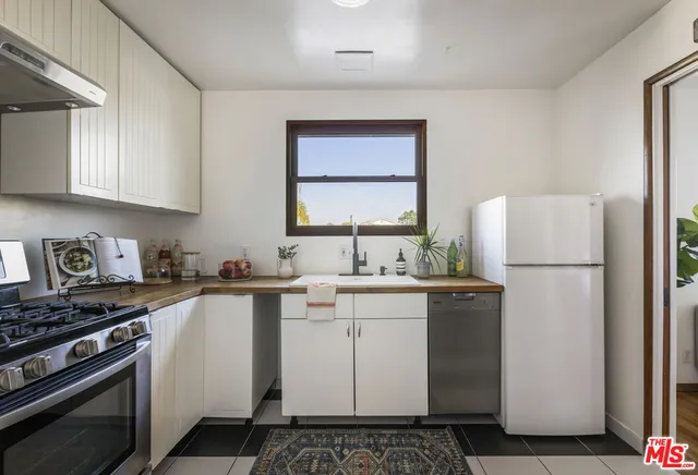 $1,649,000 | 1525 Carmona Avenue, Los Angeles, CA 90019