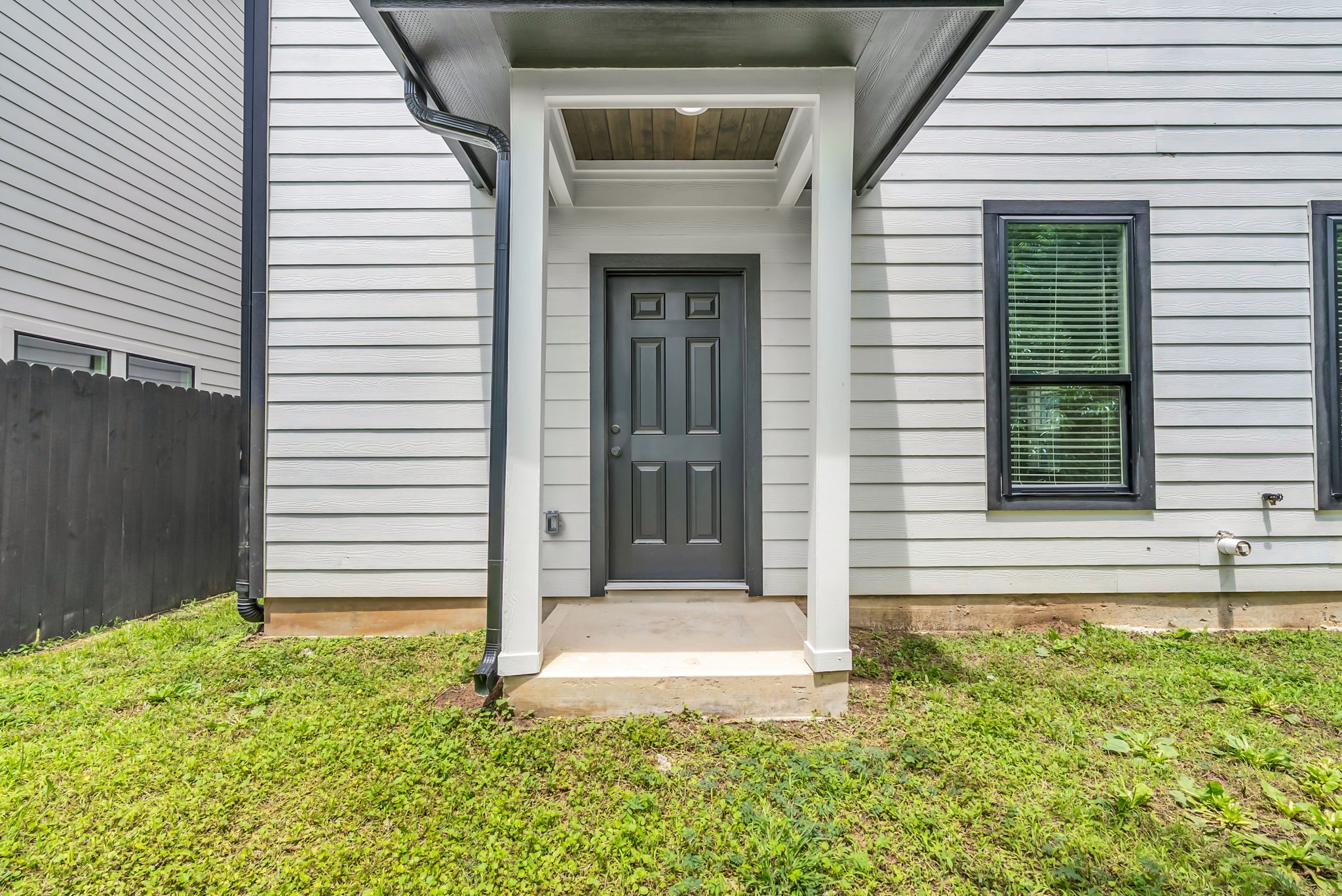 8136 Chateau Street Houston, TX 77028 - Photo 43 of 46 Backdoor