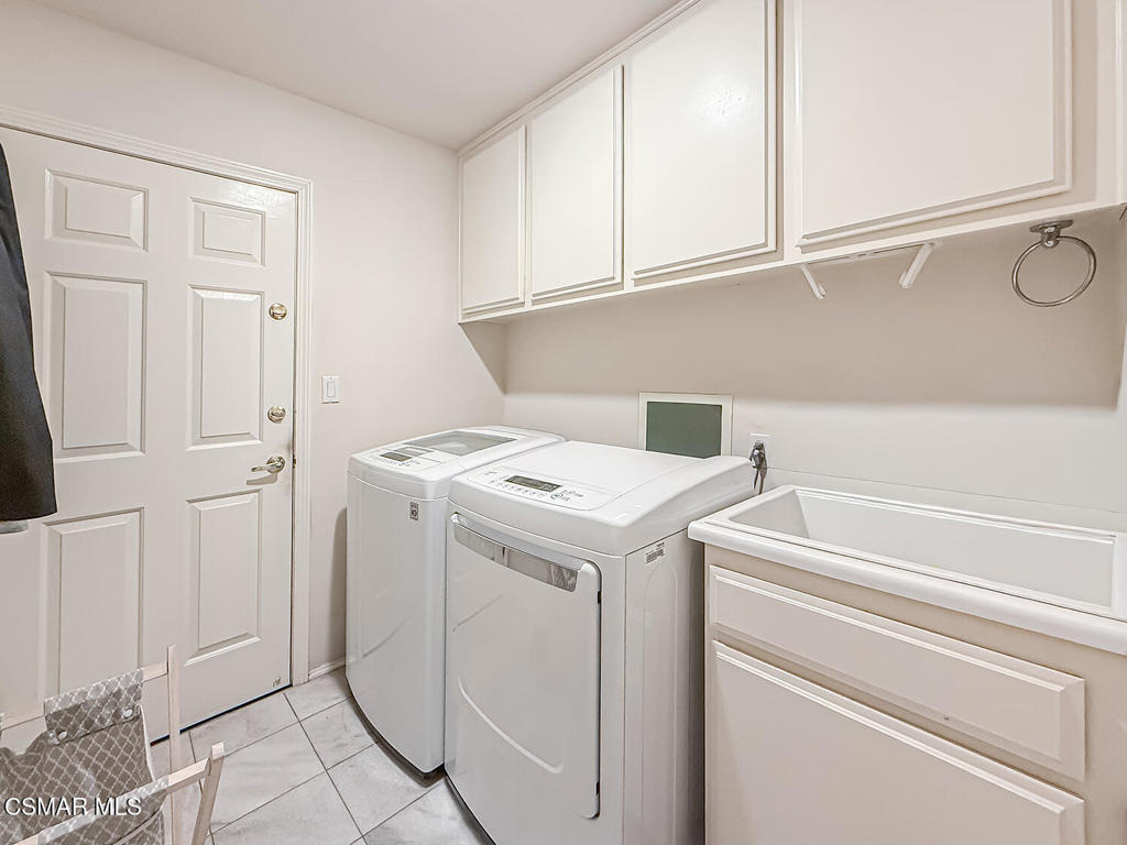 260 Sycamore Ridge Street Simi Valley, CA 93065 - Photo 31 of 58 a utility room with dryer and washer