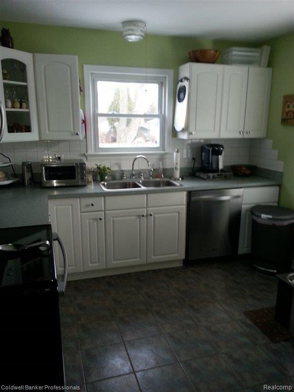 3819 West Auburn Road Rochester, MI 48309 - Photo 7 of 19 3819 Auburn Kitchen 3.jpg