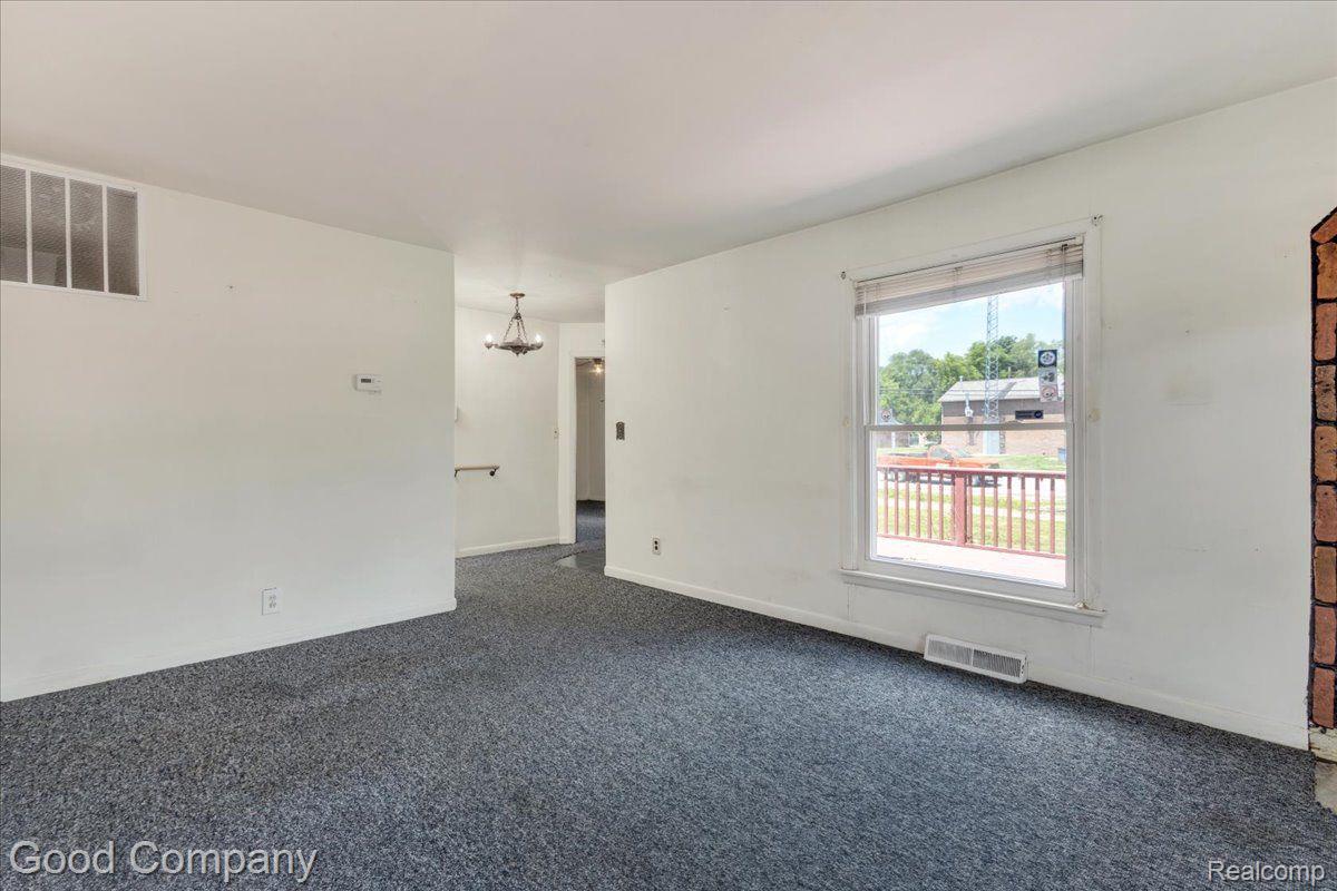7003 Elizabeth Lake Road Waterford, MI 48327 - Photo 6 of 21 Living room