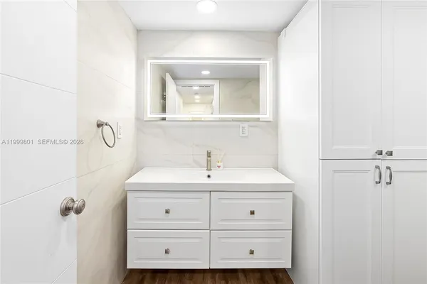 $3,000 | 600 Three Islands Boulevard, Unit 604, Hallandale Beach, FL 33009