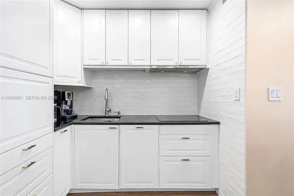 $3,000 | 600 Three Islands Boulevard, Unit 604, Hallandale Beach, FL 33009