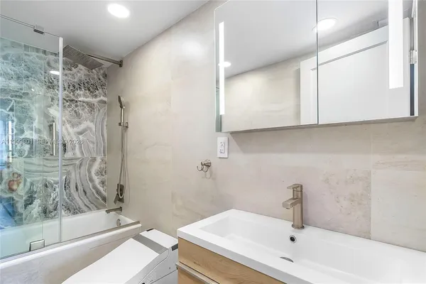 $3,000 | 600 Three Islands Boulevard, Unit 604, Hallandale Beach, FL 33009
