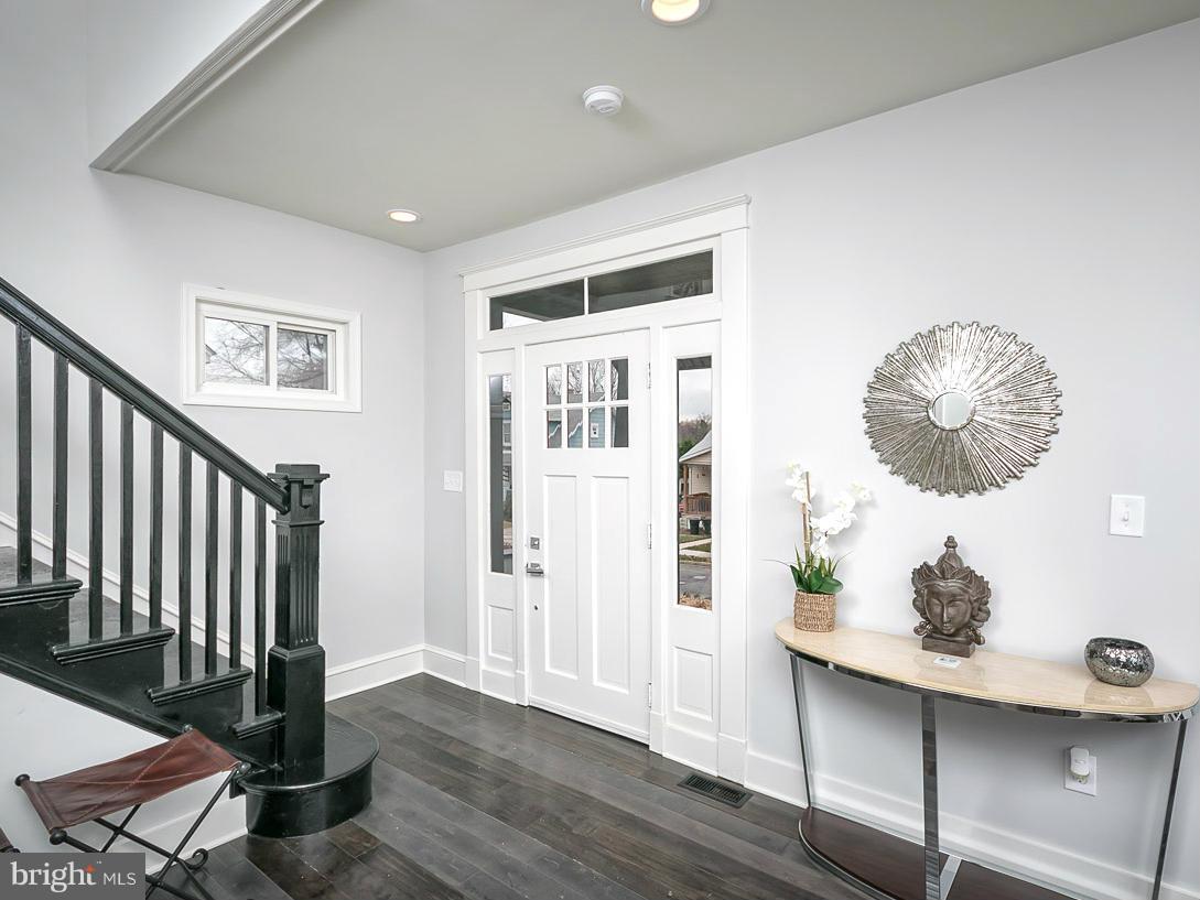 600 Elmwood Road Baltimore, MD 21206 - Photo 3 of 30 Entry/Foyer