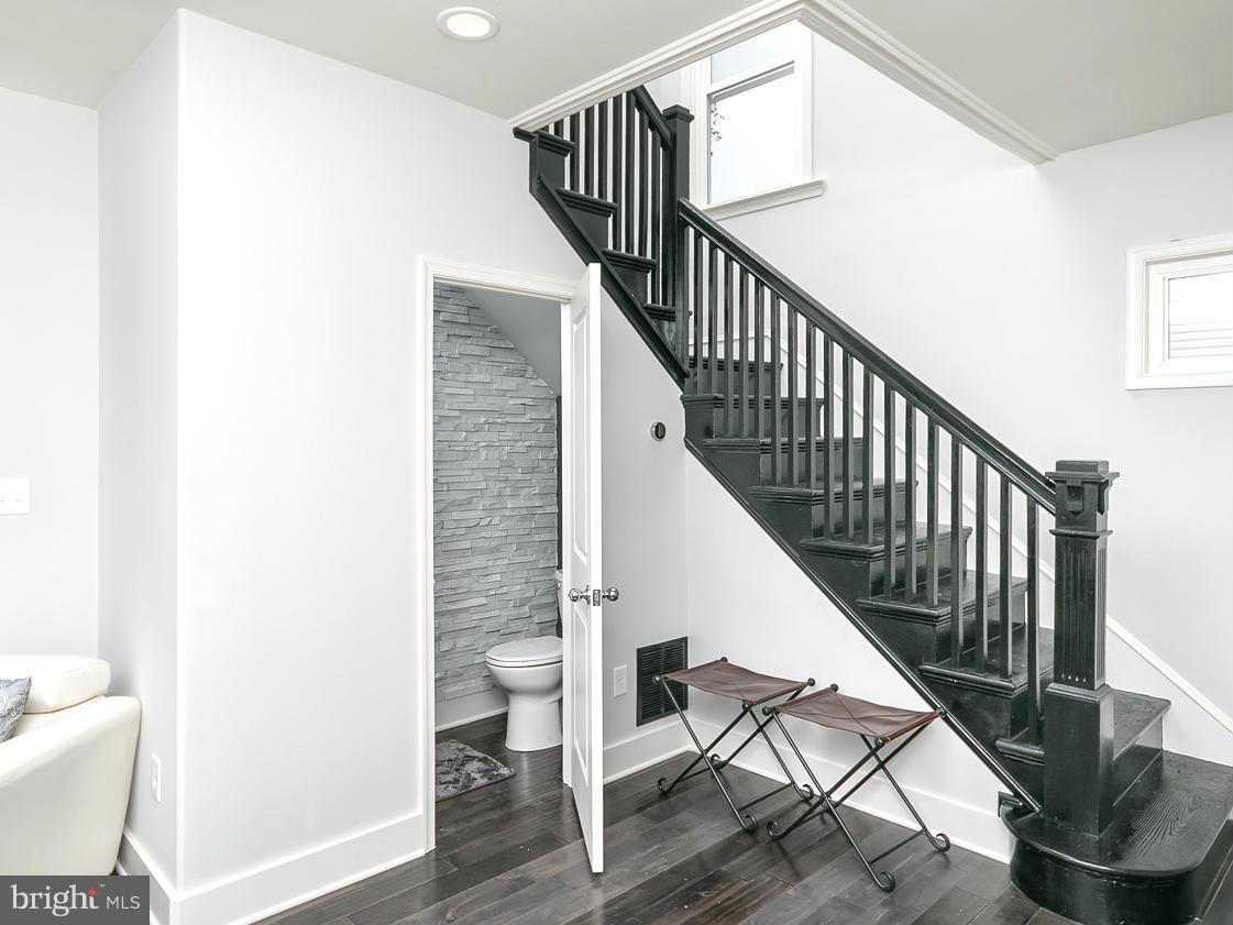 600 Elmwood Road Baltimore, MD 21206 - Photo 5 of 30 Living Room w/powder room
