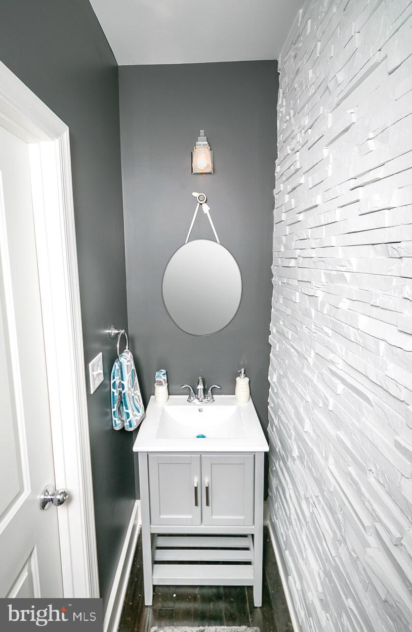 600 Elmwood Road Baltimore, MD 21206 - Photo 6 of 30 Powder bath