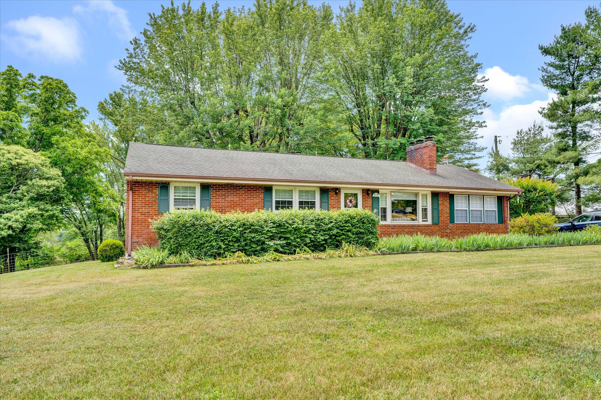 2407 White House Road Moneta, VA 24121 - Photo 34 of 52 a front view of a house with a yard