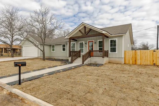 $2,850 | 404 West Nimitz Street, Fredericksburg, TX 78624