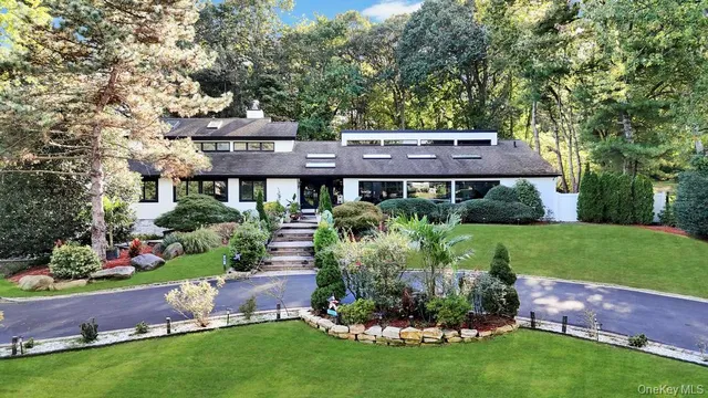 $2,299,000 | 30 Fox Hollow Ridings Road, Northport, NY 11768