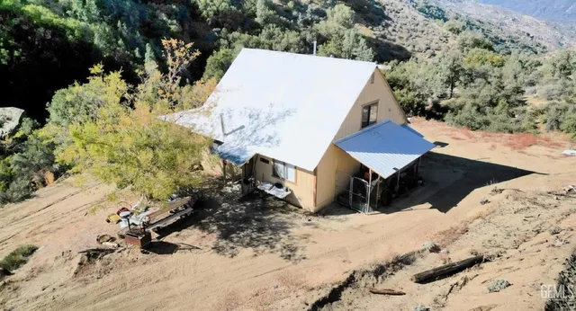 a view of a backyard of the house