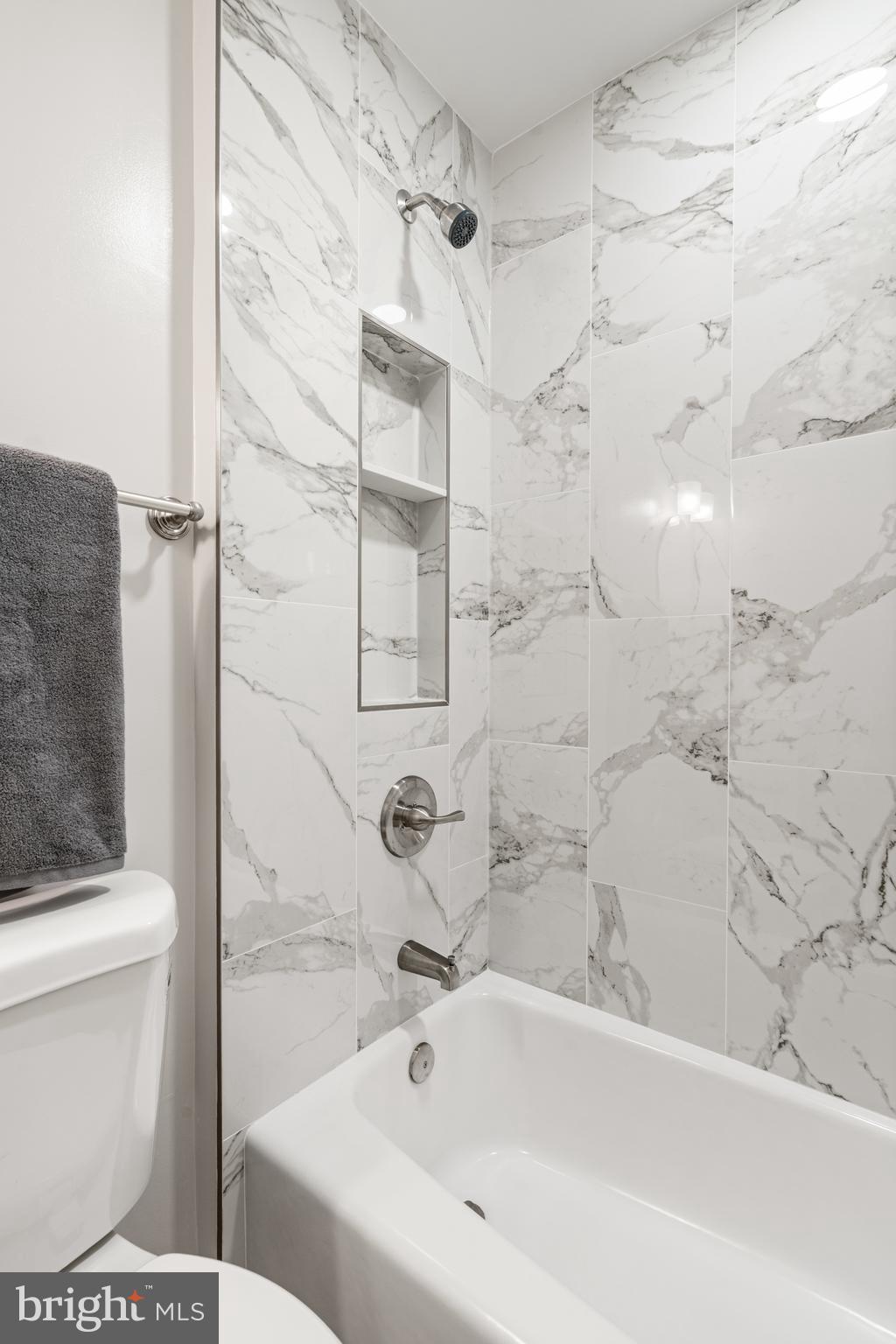 2192 Golf Course Drive Reston, VA 20191 - Photo 26 of 125 a bathroom with a bathtub and a toilet