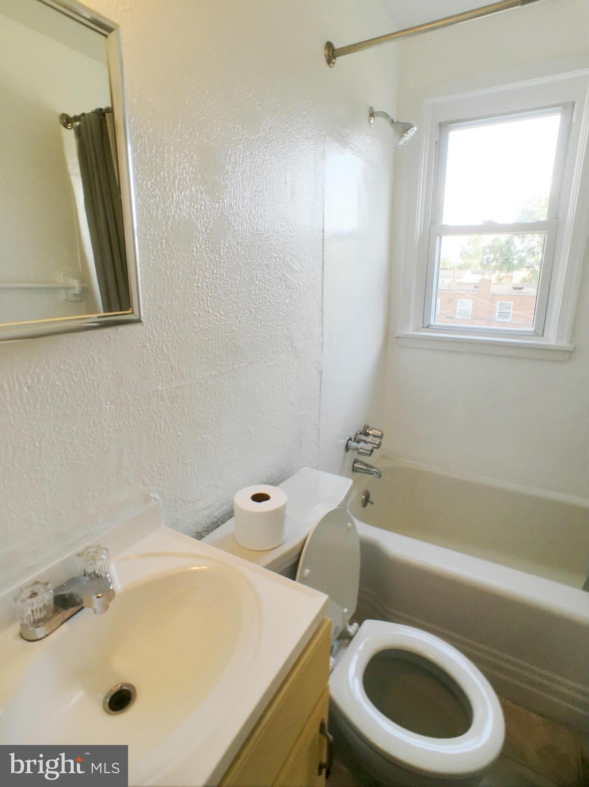 4413 Eldone Road Baltimore, MD 21229 - Photo 6 of 10 Bath