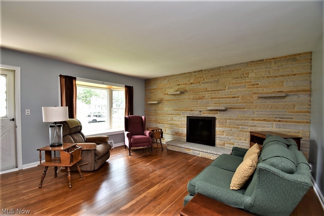 1651 Harwich Road Cleveland, OH 44124 - Photo 3 of 33