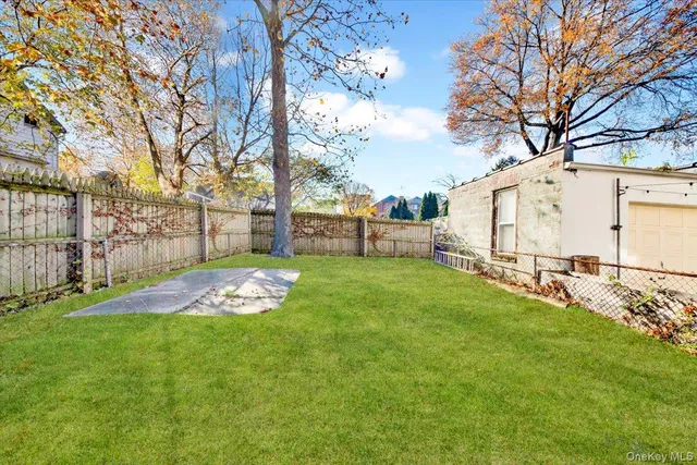 a view of backyard with tree