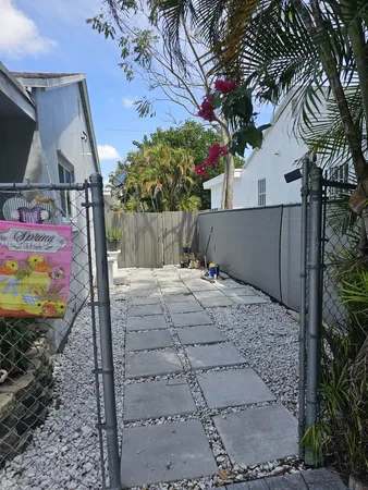 $1,100 | 2315 Cleveland Street, Hollywood, FL 33020