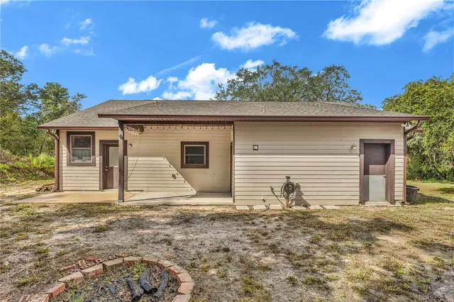 a view of yard with tree