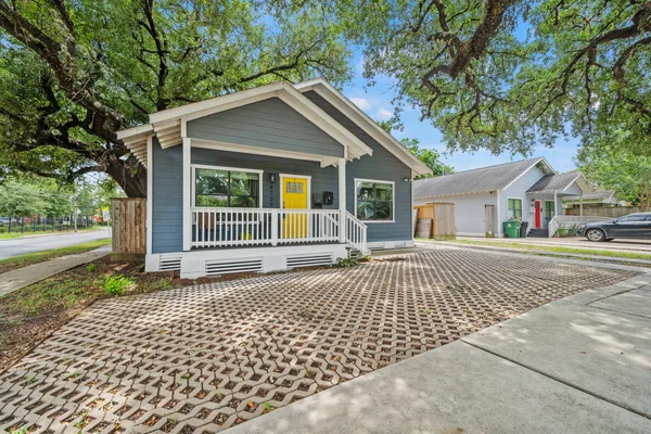 $1,400 | 4734 Bell Street, Unit B, Houston, TX 77023