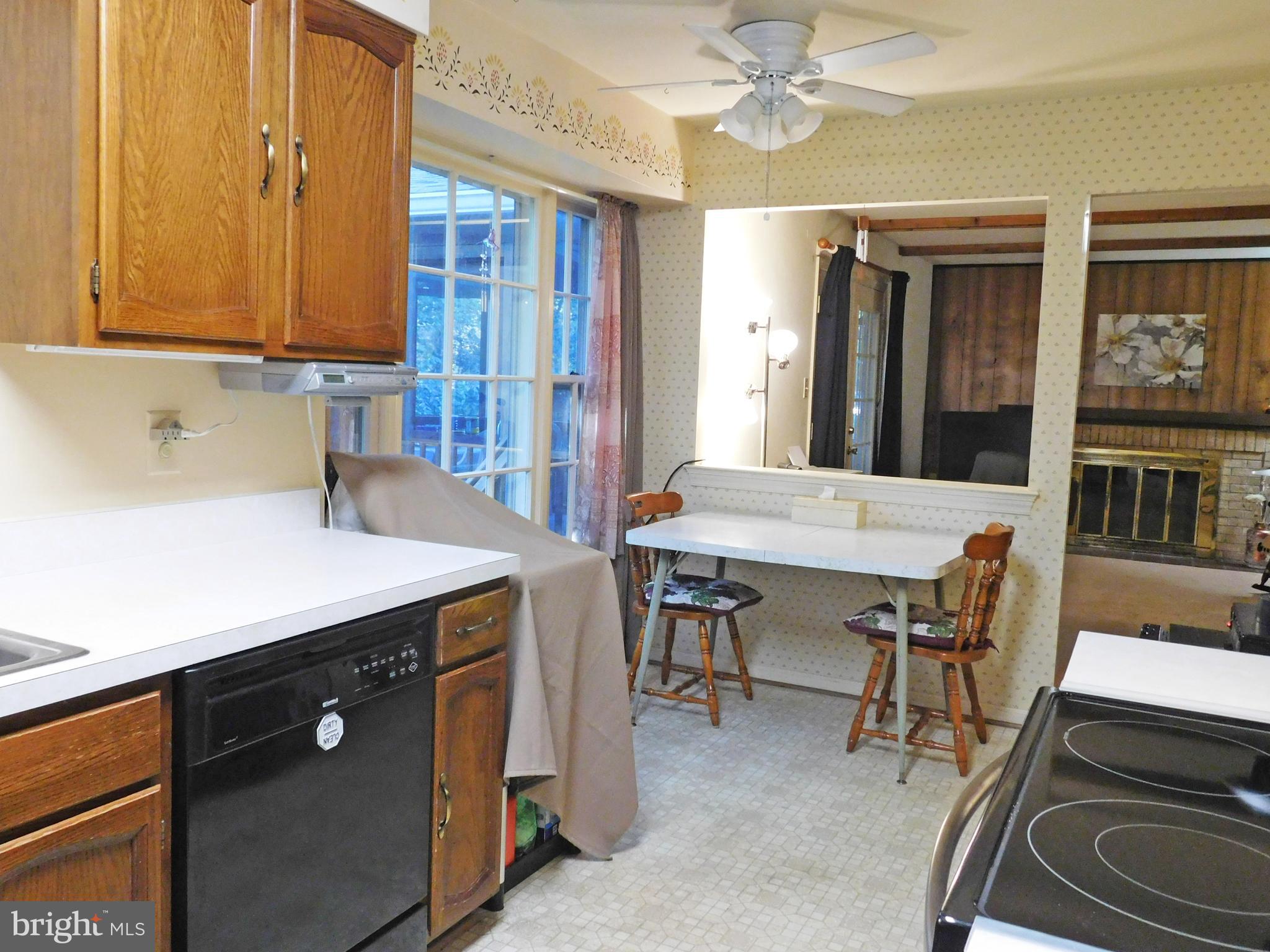 Bkfst nook, bay window, ceil fan,recent appliances