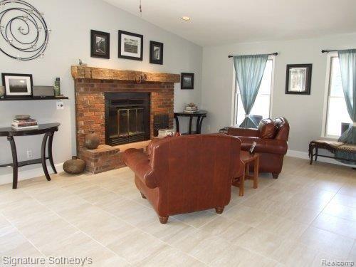 5560 Hosner Road Oxford, MI 48370 - Photo 5 of 23 Living Room