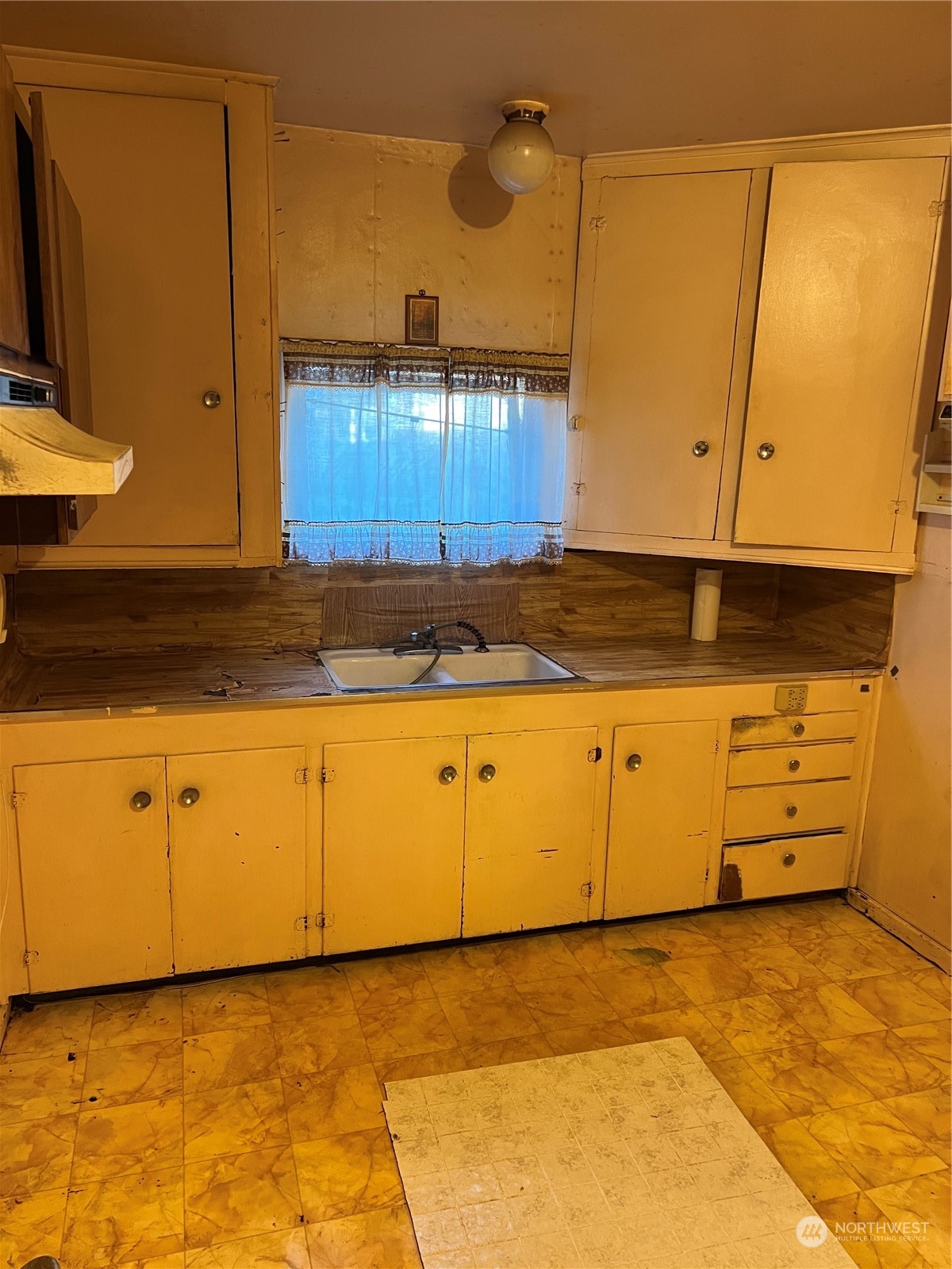 4001 Renton Avenue South Seattle, WA 98108 - Photo 16 of 29 a view of a utility room with cabinets