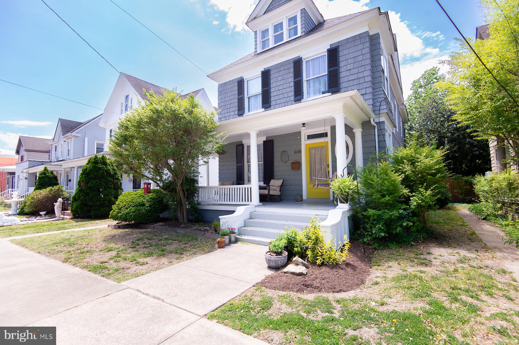 606 Locust Street Cambridge, MD 21613 - Photo 1 of 37 a front view of a house with garden