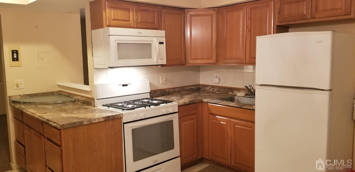 199 Evergreen Road, Unit 3B Edison, NJ 08837 - Photo 8 of 13 a kitchen with a stove and a microwave