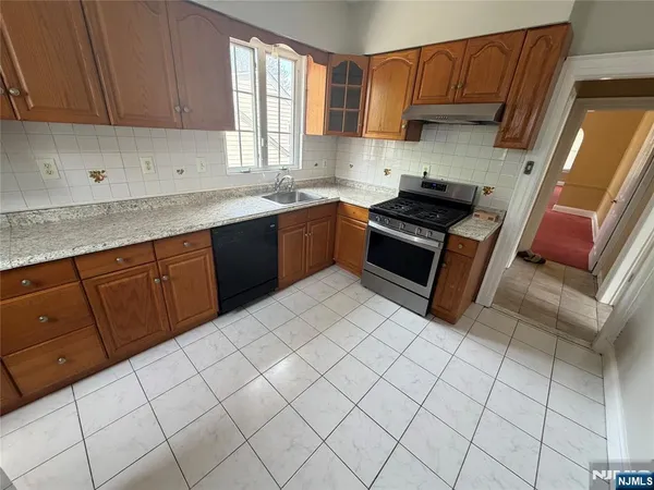 $2,600 | 440-442 East 35th Street, Unit 440, Paterson, NJ 07504