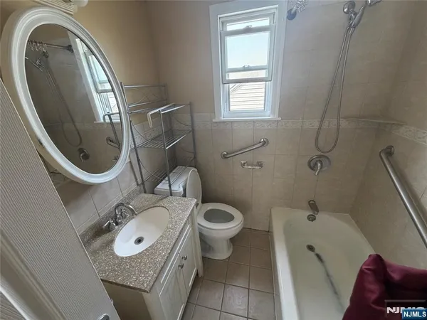 $2,600 | 440-442 East 35th Street, Unit 440, Paterson, NJ 07504