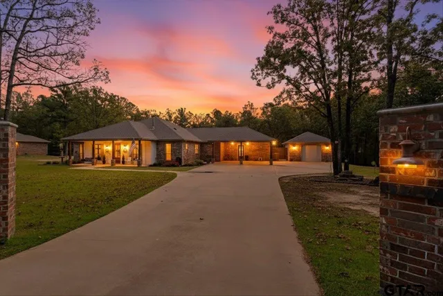 a view of a house with a yard