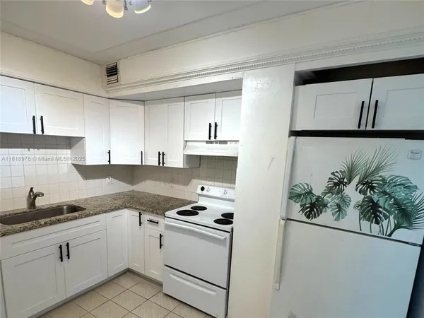 $2,350 | 2500 Northeast 135th Street, Unit B208, North Miami, FL 33181