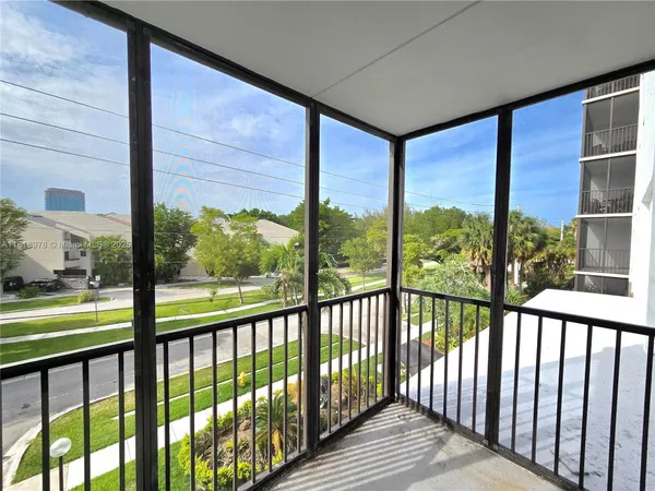 $2,350 | 2500 Northeast 135th Street, Unit B208, North Miami, FL 33181