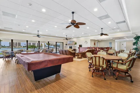 a lots of tables and chairs in a room