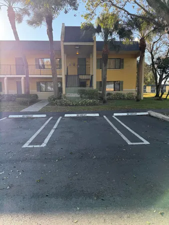 $1,900 | 410 Meadows Circle, Unit 410, Boynton Beach, FL 33436