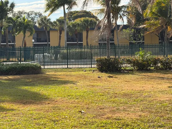 $1,900 | 410 Meadows Circle, Unit 410, Boynton Beach, FL 33436