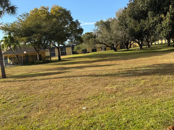 $1,900 | 410 Meadows Circle, Unit 410, Boynton Beach, FL 33436